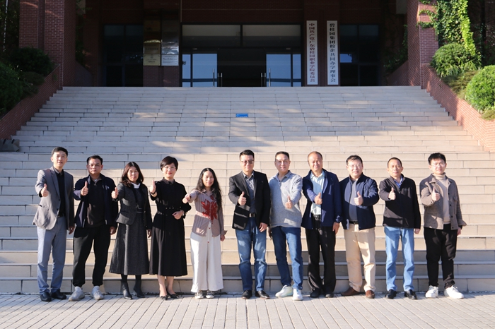 e29b570d8202dd24588a362081e65875.jpg 合影.jpg