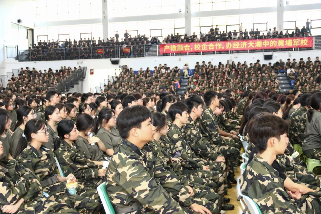 C:\Users\BGY\Desktop\学校党委组织师生收看九三阅兵直播\5.jpg