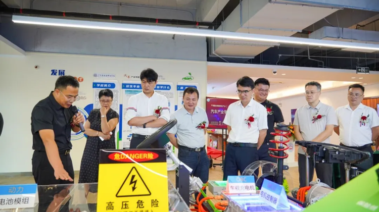 2000㎡新能源汽车实训基地上线！碧职院汽车产业学院揭牌！